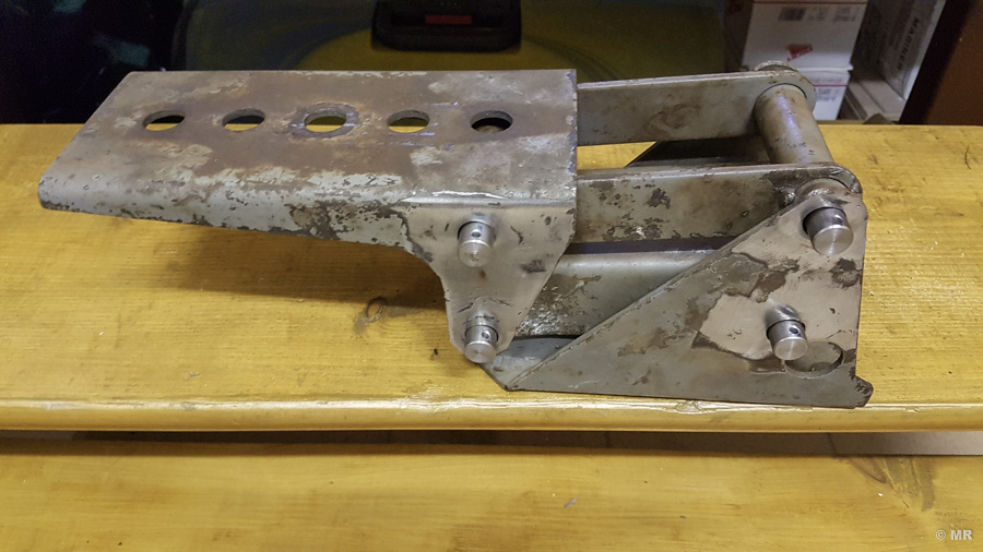 Steyr 288: orignale Sitzkonsole mit neuen Bolzen - untere Position Steyr 288: orignale Sitzkonsole mit neuen Bolzen - untere Position