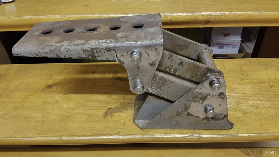 Steyr 288: orignale Sitzkonsole mit neuen Bolzen - obere Position Steyr 288: orignale Sitzkonsole mit neuen Bolzen - obere Position