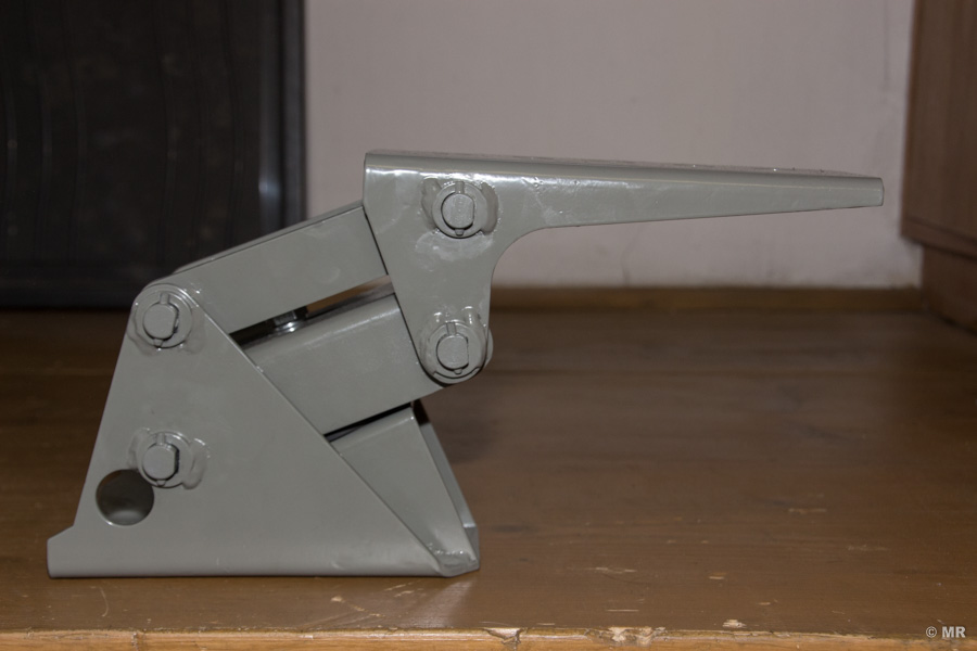 Steyr 288: fertig zusammengebaute und lackierte original Sitzkonsole Steyr 288: fertig zusammengebaute und lackierte original Sitzkonsole