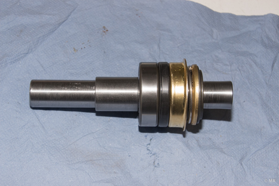 Steyr 288: Wasserpumpenwelle mit erstem Distanzrohr, hinterem Kugellager, Radial-Wellendichtring und Gleitringdichtung Steyr 288: Wasserpumpenwelle mit erstem Distanzrohr, hinterem Kugellager, Radial-Wellendichtring und Gleitringdichtung