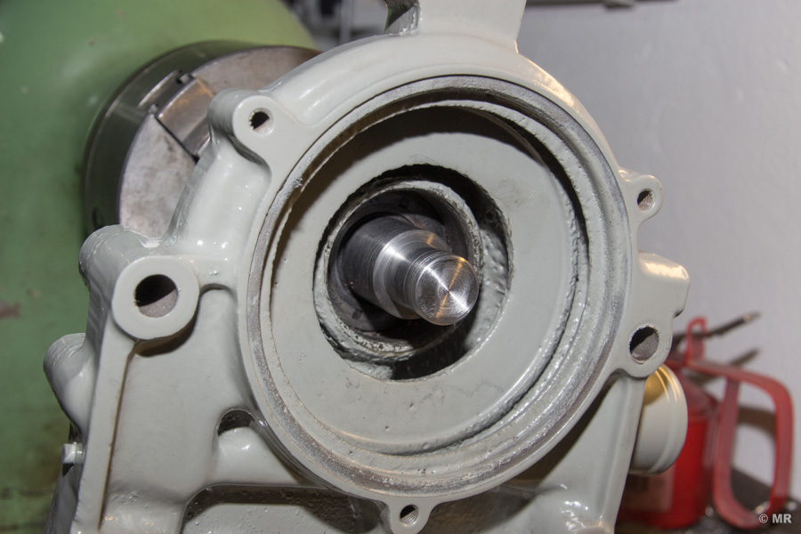 Steyr 288: eingesetzte Wasserpumpenwelle mit hinterem Kugellager Steyr 288: eingesetzte Wasserpumpenwelle mit hinterem Kugellager