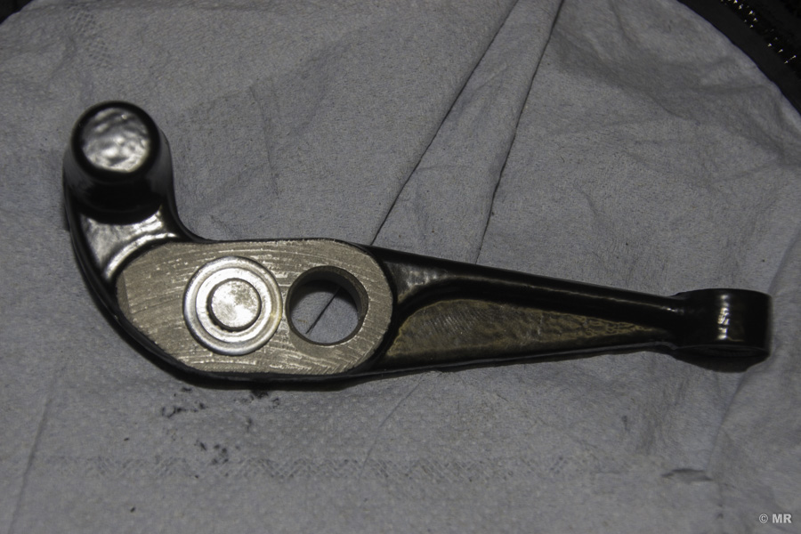 Steyr 288: Kupplungshebel mit eingelegten Nadeln rund um den Hilfsbolzen und aufgesetzten Anlaufscheiben Steyr 288: Kupplungshebel mit eingelegten Nadeln rund um den Hilfsbolzen und aufgesetzten Anlaufscheiben
