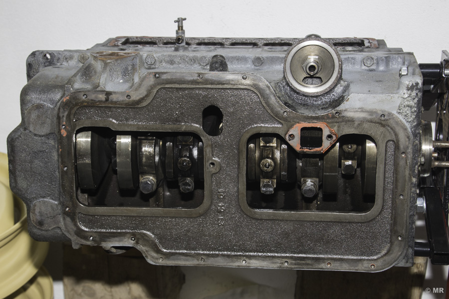 Steyr 288: Unterseite des Motorgehäuses ohne Ölleitungen und Überdruckventil Steyr 288: Unterseite des Motorgehäuses ohne Ölleitungen und Überdruckventil