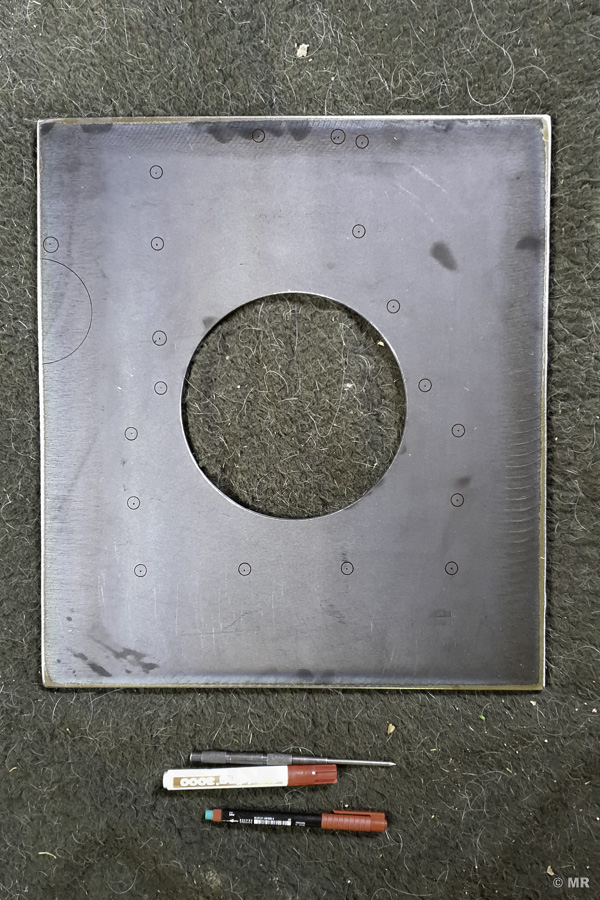 Adapterplatte zugschnitten mit Zugang in der Mitte, Bohrungen angezeichnet Adapterplatte zugschnitten mit Zugang in der Mitte, Bohrungen angezeichnet