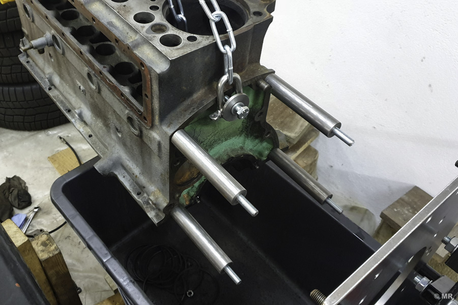 Montage des oberen Motorgehäuses mittels Gewindestangen und Distanzhülsen an der Adapterplatte Montage des oberen Motorgehäuses mittels Gewindestangen und Distanzhülsen an der Adapterplatte