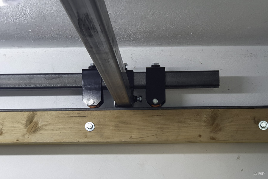 Laufkran: fertiger Verbund von Längs- und Querträger samt Rollenhalterungen Laufkran: fertiger Verbund von Längs- und Querträger samt Rollenhalterungen
