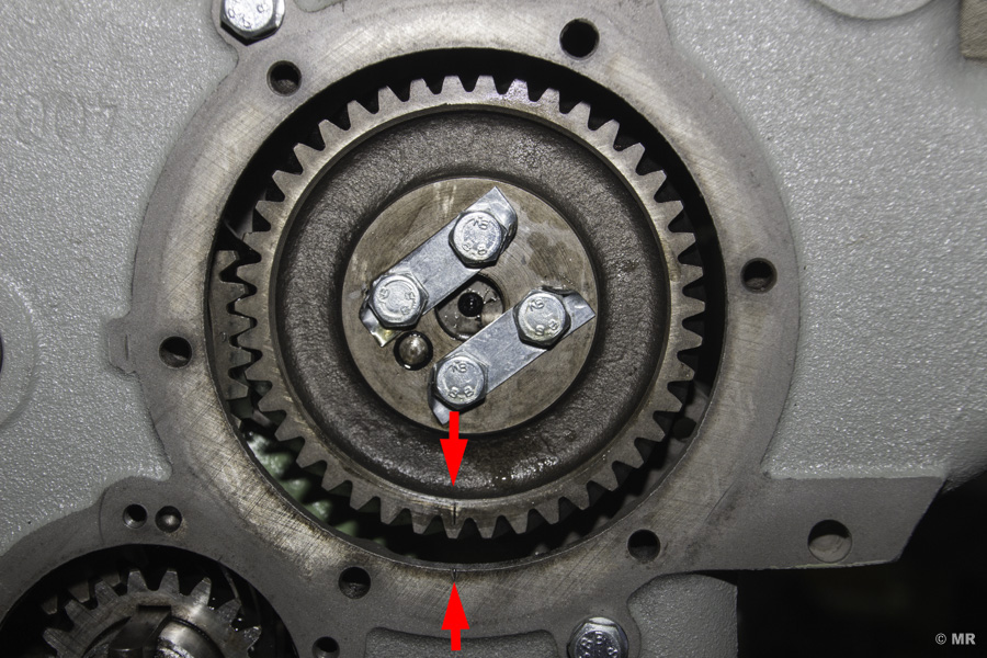 Steyr 288: Nockenwellen(zahn)rad mit fluchtenden Markierungen am oberen Totpunkt Steyr 288: Nockenwellen(zahn)rad mit fluchtenden Markierungen am oberen Totpunkt