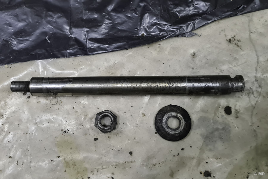 Steyr 288: Mittelachsbolzen/Herzbolzen mit Mutter und Scheibe Steyr 288: Mittelachsbolzen/Herzbolzen mit Mutter und Scheibe