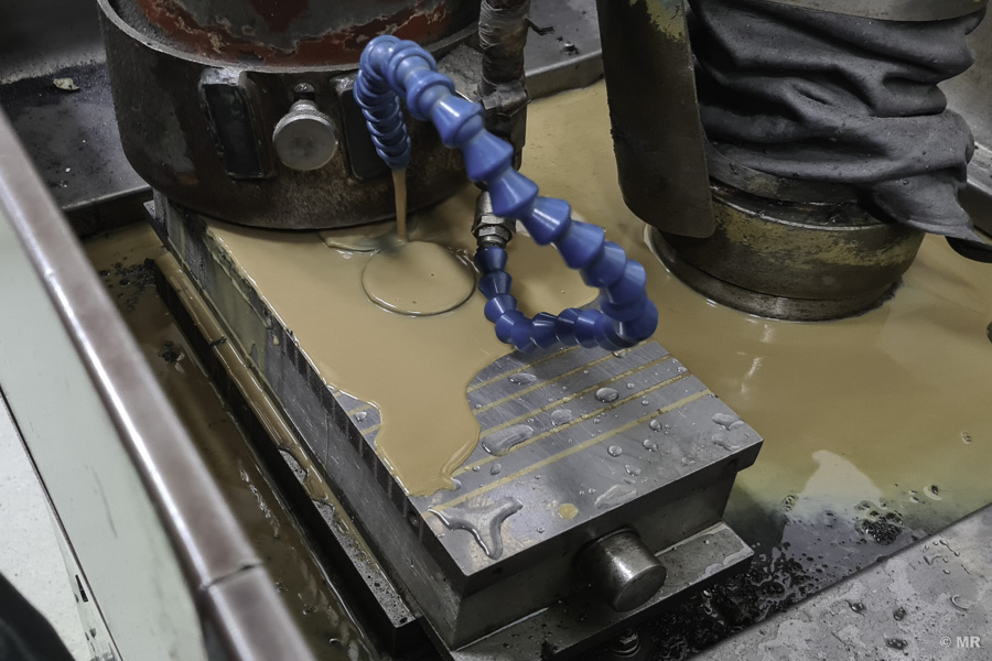 Oberflächenvergütung: aufspannen auf der magnetischen Halteplatte der Topfschleifmaschine Oberflächenvergütung: aufspannen auf der magnetischen Halteplatte der Topfschleifmaschine