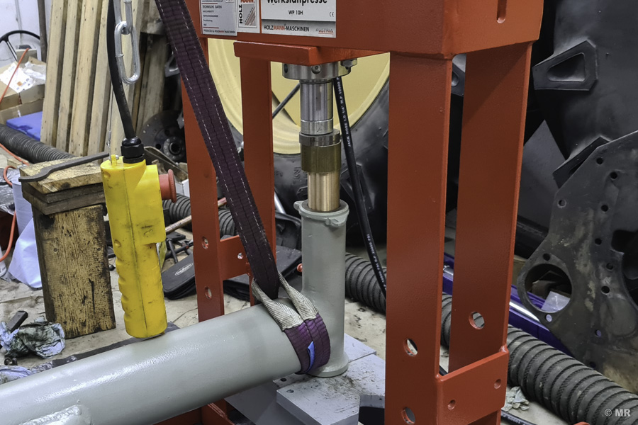 Steyr 288: Einpressen der Buchsen für den Achsschenkel mit Hilfe der hydraulischen Werkstattpresse Steyr 288: Einpressen der Buchsen für den Achsschenkel mit Hilfe der hydraulischen Werkstattpresse