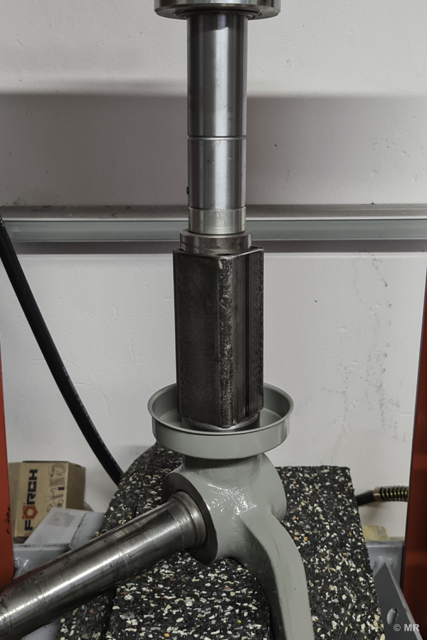 Steyr 288: Aufschieben von Labyrinthblech und Anlaufring mit Hilfe der hydraulischen Werkstattpresse Steyr 288: Aufschieben von Labyrinthblech und Anlaufring mit Hilfe der hydraulischen Werkstattpresse