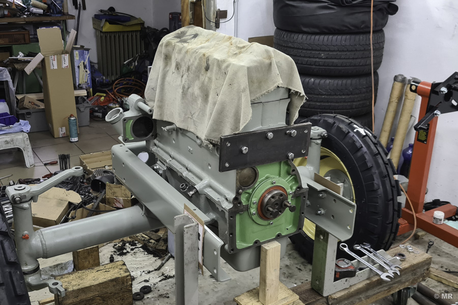 Steyr 288: Fertig montierter Motor samt hinterer Abstützung Steyr 288: Fertig montierter Motor samt hinterer Abstützung