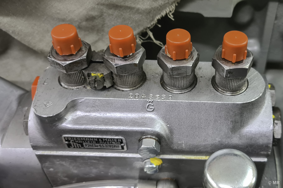 Steyr 288: Sicherung zwischen den beiden Schraubverbindungen der Einspritzpumpe entfernt Steyr 288: Sicherung zwischen den beiden Schraubverbindungen der Einspritzpumpe entfernt