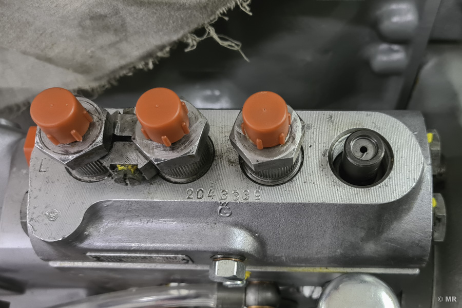 Steyr 288: Schraubverbindung für den 1. Zylinder an der Einspritzpumpe entfernt Steyr 288: Schraubverbindung für den 1. Zylinder an der Einspritzpumpe entfernt