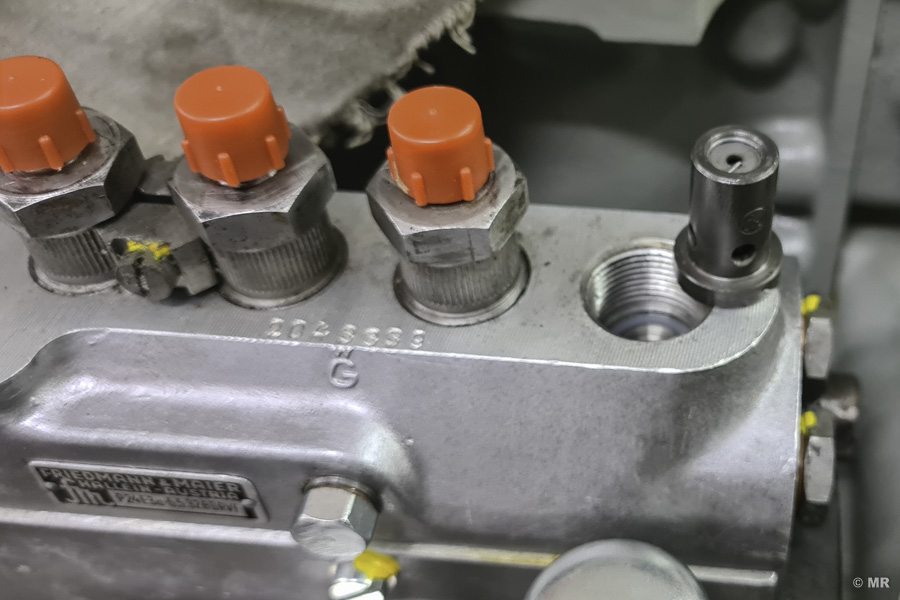 Steyr 288: Rückschlagventil für den 1. Zylinder der Einspritzpumpe herausgehoben Steyr 288: Rückschlagventil für den 1. Zylinder der Einspritzpumpe herausgehoben