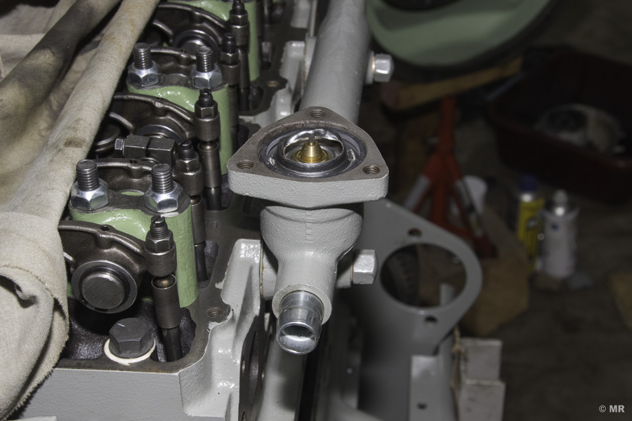 Steyr 288: Wasserablaufrohr und Thermostat montieren Steyr 288: Wasserablaufrohr und Thermostat montieren
