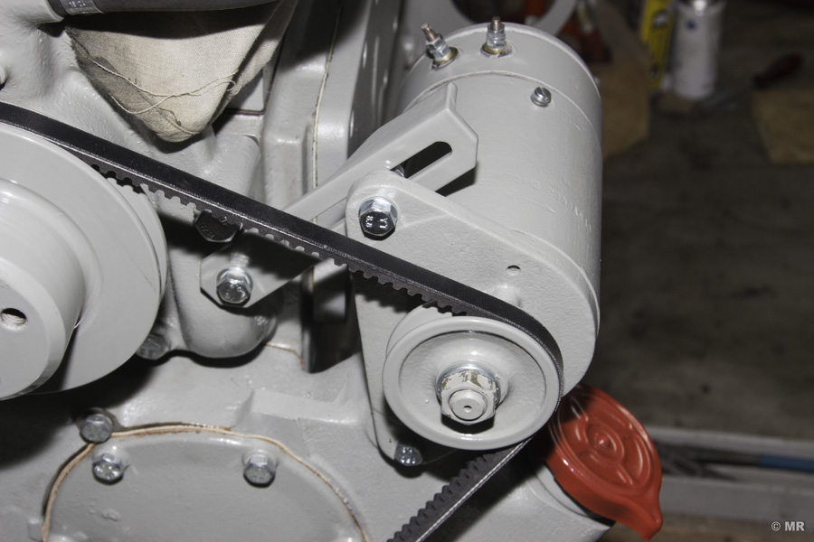 Steyr 288: Lichtmaschine mit Winkelspanner und eingelegtem Keilriemen Steyr 288: Lichtmaschine mit Winkelspanner und eingelegtem Keilriemen