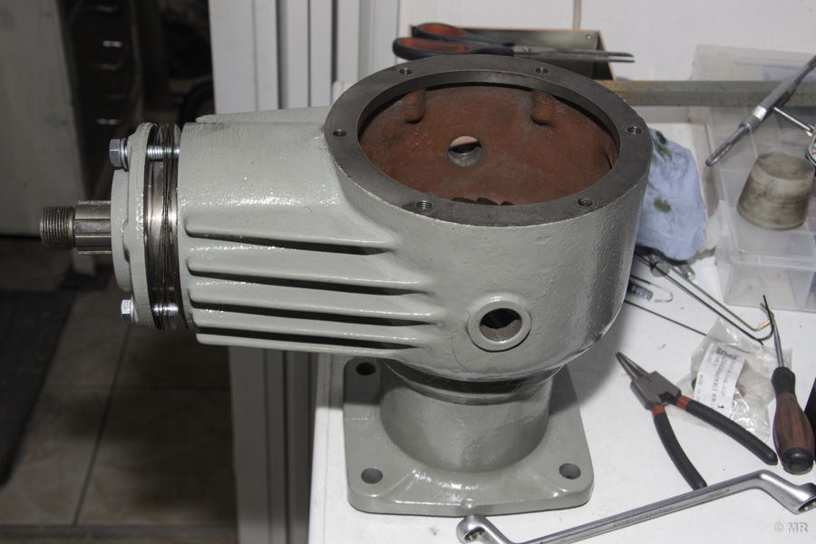 Steyr 288: Riemenscheibenantrieb - Kegelritzel mit HIlfe von Schrauben einpressen Steyr 288: Riemenscheibenantrieb - Kegelritzel mit HIlfe von Schrauben einpressen