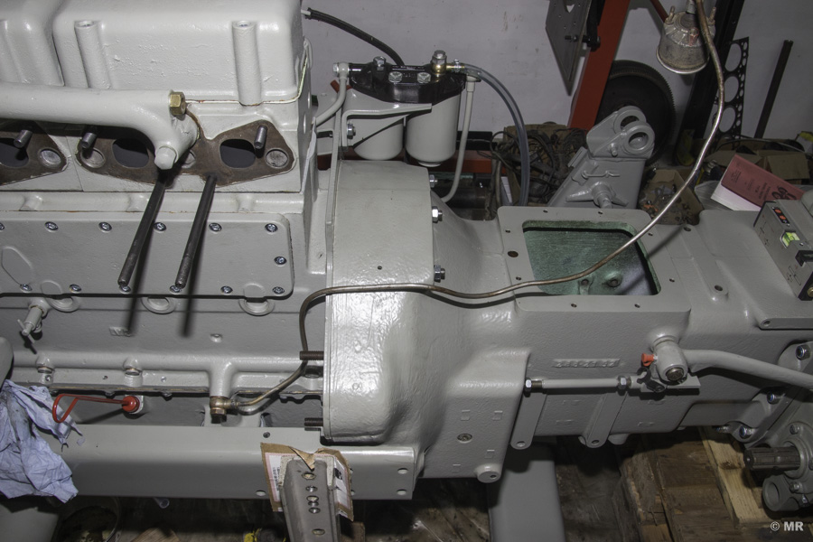 Steyr 288: Motor/Anschlussplatte und Kupplungsglocke wieder vereint Steyr 288: Motor/Anschlussplatte und Kupplungsglocke wieder vereint