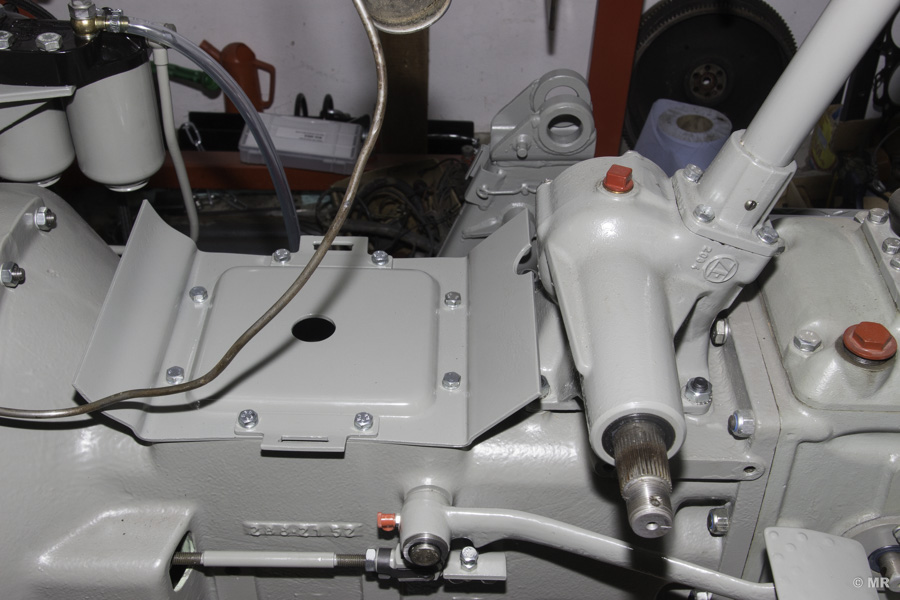 Steyr 288: Anbauplatte für den Tank (Aussparung noch in Richtung Getriebe) und Lenkgetriebe fertig montiert Steyr 288: Anbauplatte für den Tank (Aussparung noch in Richtung Getriebe) und Lenkgetriebe fertig montiert