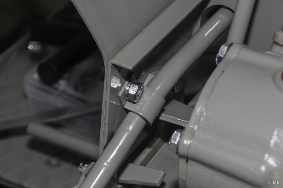 Steyr 288: Schelle an der Innenseite des Armaturenblechs samt Gummieinlage Steyr 288: Schelle an der Innenseite des Armaturenblechs samt Gummieinlage