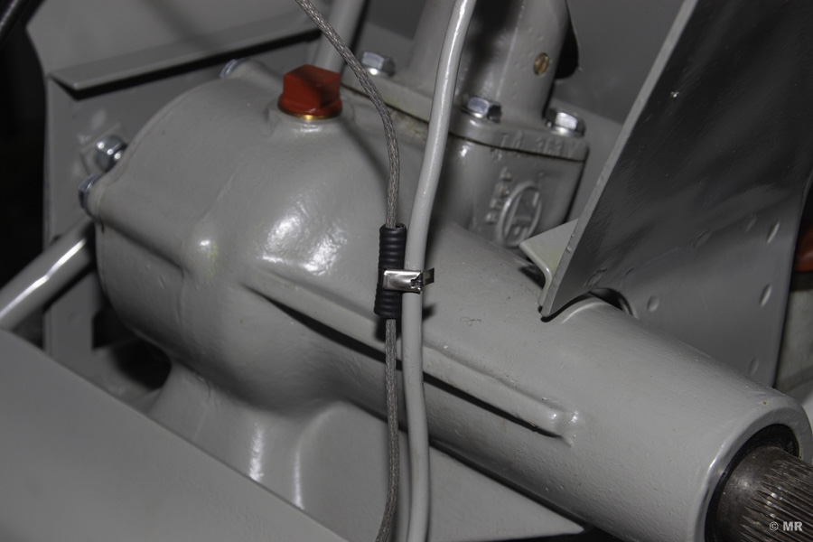 Steyr 288: Führung des Verbindungsdrahtes des Fernthermometers an der Öldruckleitung Steyr 288: Führung des Verbindungsdrahtes des Fernthermometers an der Öldruckleitung