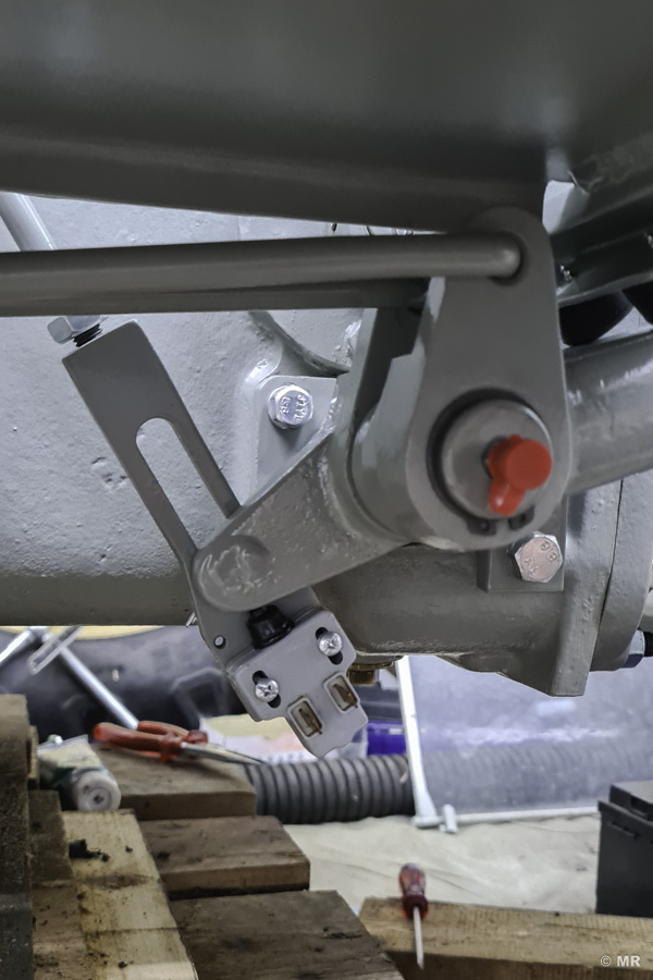 Steyr 288: Zuglasche und Bremslichtschalter Steyr 288: Zuglasche und Bremslichtschalter