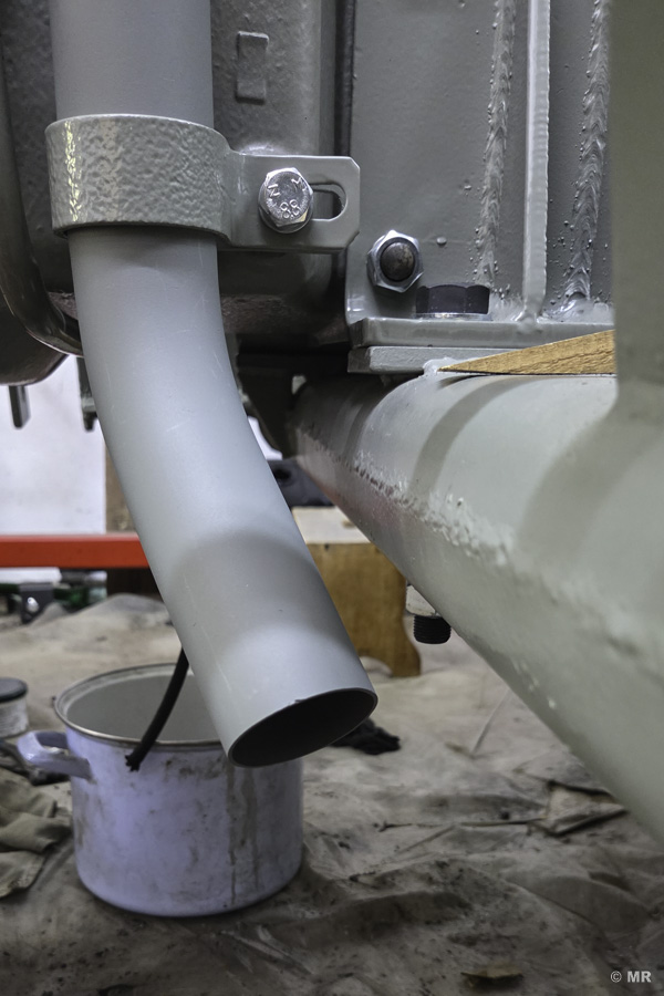 Steyr 288: selbstgebautes Auspuffrohr; endet unterhalb der Konsole; im rechten Winkel abgeschnitten Steyr 288: selbstgebautes Auspuffrohr; endet unterhalb der Konsole; im rechten Winkel abgeschnitten