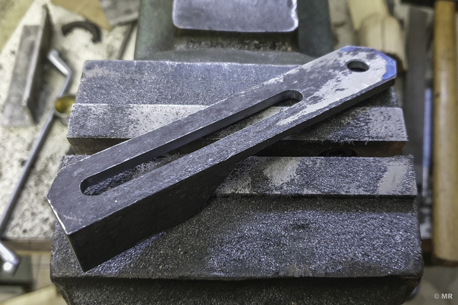Steyr 288: neuen Riemenspanner fertigen; Schlitz ausfeilen; Kanten brechen; Schenkel kürzen Steyr 288: neuen Riemenspanner fertigen; Schlitz ausfeilen; Kanten brechen; Schenkel kürzen